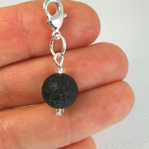 Lavaverspreider 10 mm - aromatherapieketting geursteentje - clip op lavaverspreider armbandbedel - sleutelhanger lavabedel. SCC275