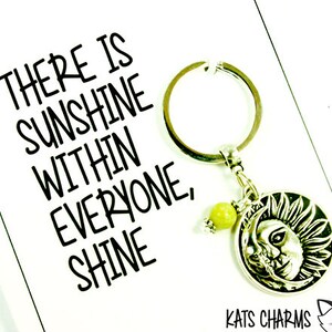 Zon binnen iedereen kaart.  Inspiratie kaart.  Sleutelhanger kaart.  KEY008