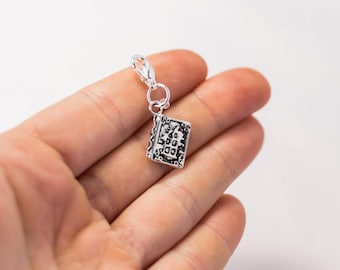Berlock med trollformelbok - Armband med trollformelbok - Armbandsberlocker och hängen - Antik silverfärgad bok med klämma - SCC844