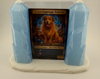 Ice Crystal TCG Card Display Holder – Frozen Card Stand – Pokémon & MTG Display – Trading Card Desk Stand – Winter Themed Accessory