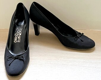 Vintage Y2K era Designer Salvatore Ferragamo black bowtie heels 7B