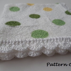 Op de afbeelding: Witte vierkante handdoek met groene en gele stippen, afgezet met een witte gehaakte geschulpte rand. De tekst "Pattern Only" is rechtsonder zichtbaar.