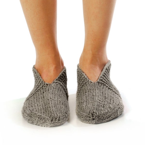 CHAUSSETTES CHAUSSONS FEMME « Soirée agréable ». Tricoté à la main à partir de fil de laine grise naturelle.