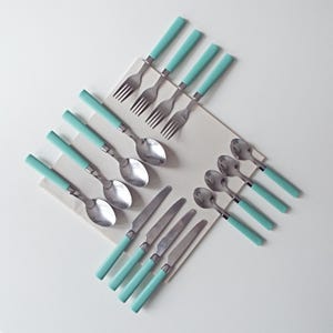 Vintage &#39;80s flatware, 16 pc turquoise stainless cutlery set, forks spoons knives and tea spoons, 1980s Space Age, Post Modern, kitchenware