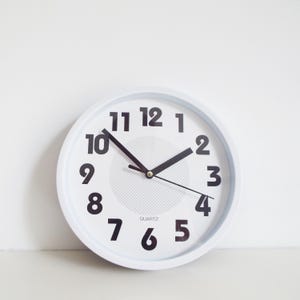 horloge murale d&#39;école vintage, horloge ronde blanche de style années 70, suspension murale, horloge de cuisine ronde, horloge murale à quartz des années 1970, style Bauhaus