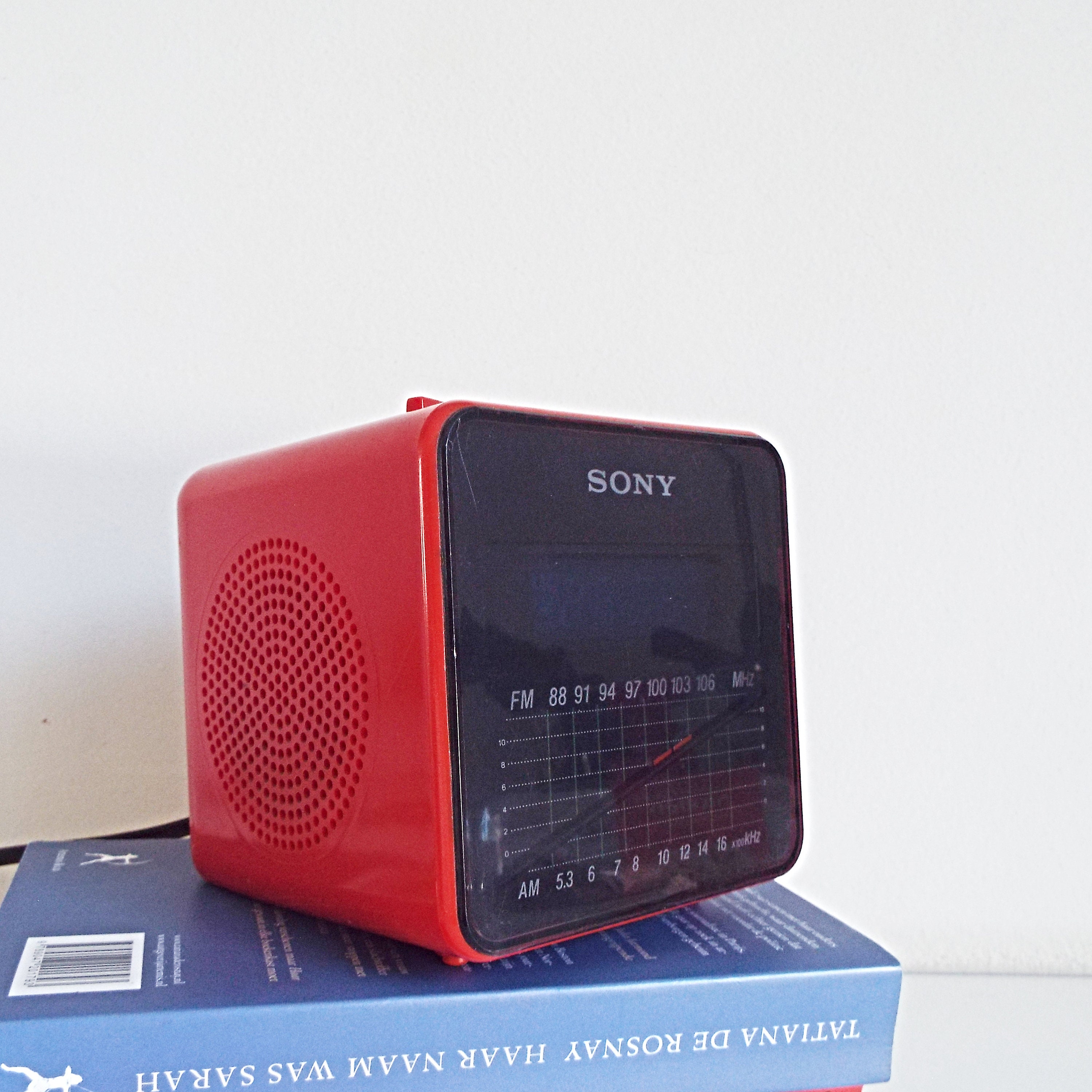 Radio-réveil Sony Digicube rouge ICF-C10W - 1980