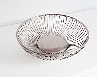 Vintage Mid Century wired fruit basket, metal wire basket, kitchen storage, round egg basket, stainless steel, kitchen decor