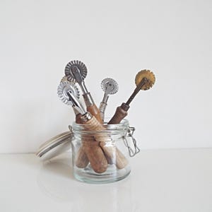 Vintage pasta knife, pasta cutter, pastry ravioli cutter, italian kitchen cooking utensils, grandmothers kitchen kitchenware