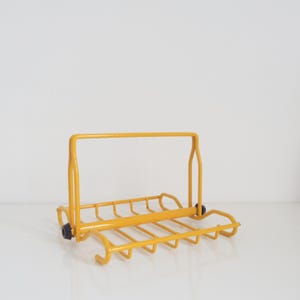 Porta tovaglioli giallo postmoderno degli anni '80, cestino porta tovaglioli in filo metallico, utensile da cucina anni '80, stoviglie italiane