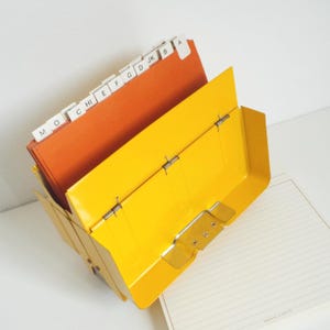 Scatola per ricette vintage in metallo giallo con schede, rubrica portaoggetti da scrivania, scatola per archiviazione di ricette in latta con schede alfabetiche, organizer da scrivania per cucina