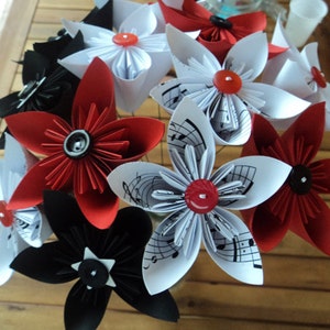fiori origami singoli o raccolti in bouquet, questi fiori origami possono essere utilizzati singolarmente o raccolti in un bouquet da sposa