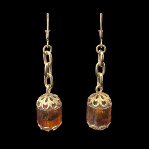Boucles d'oreilles imitation chaîne dorée des années 1960 avec goutte de perle en plastique Root Beer par Sarah Coventry | Boucles d'oreilles clip pendantes marron vintage des années 60