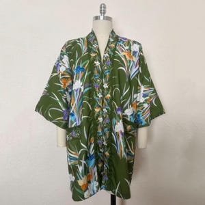 Kimono fleuri court années 70, taille unique | Peignoir/veste vert vintage des années 70