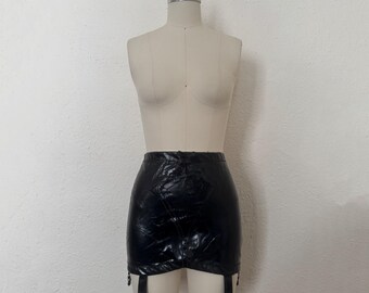 Falda de lencería gótica negra con efecto mojado de los años 2000 de Bernie Dexter, talla mediana a grande / Liga estilo pin-up de nailon y lycra elástica vintage Y2K (tallas M y L)