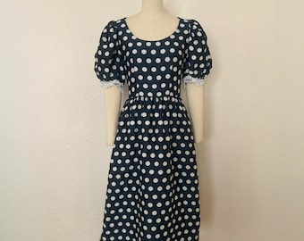 Vestido de lunares en azul marino y blanco de los años 80 de Lillie Rubin, talla extra pequeña a pequeña / Vestido de brocado azul con ribete de encaje vintage de los años 80 (XS, S, 35-26, gratis)