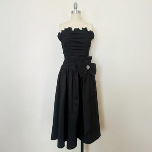 Robe bustier noire à volants des années 1980 par Nadine Formals, très petite à petite | Robe années 80 en taffetas avec bordure en strass (XS, S, 34-28-36)