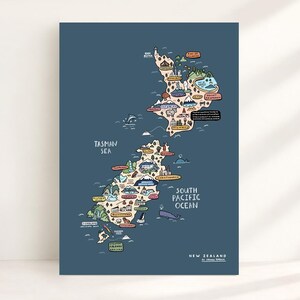 Op de afbeelding: Een verticale poster met een geïllustreerde kaart van Nieuw-Zeeland op een donkerblauwe achtergrond. De kaart toont het Noord- en Zuidereiland met kleurrijke iconen van bezienswaardigheden, dieren en tekstlabels voor locaties, de Tasmanzee en de Stille Oceaan.