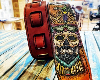 Handgefertigter Gitarrengurt aus Leder: Custom Sugar Skull Design