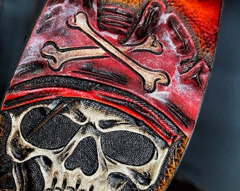 Handgefertigter Gitarrengurt aus Leder: punziertes Sugar Skull Design