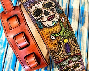 Personalisierter bunter handgefertigter Gitarrengurt aus Leder mit aufwendigen Sugar Skull und Snail Mustern - Individuell einstellbar!