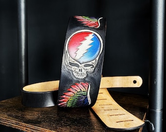 Grateful Dead inspirierter Gitarrengurt aus Leder - Schädel & Flügel Design