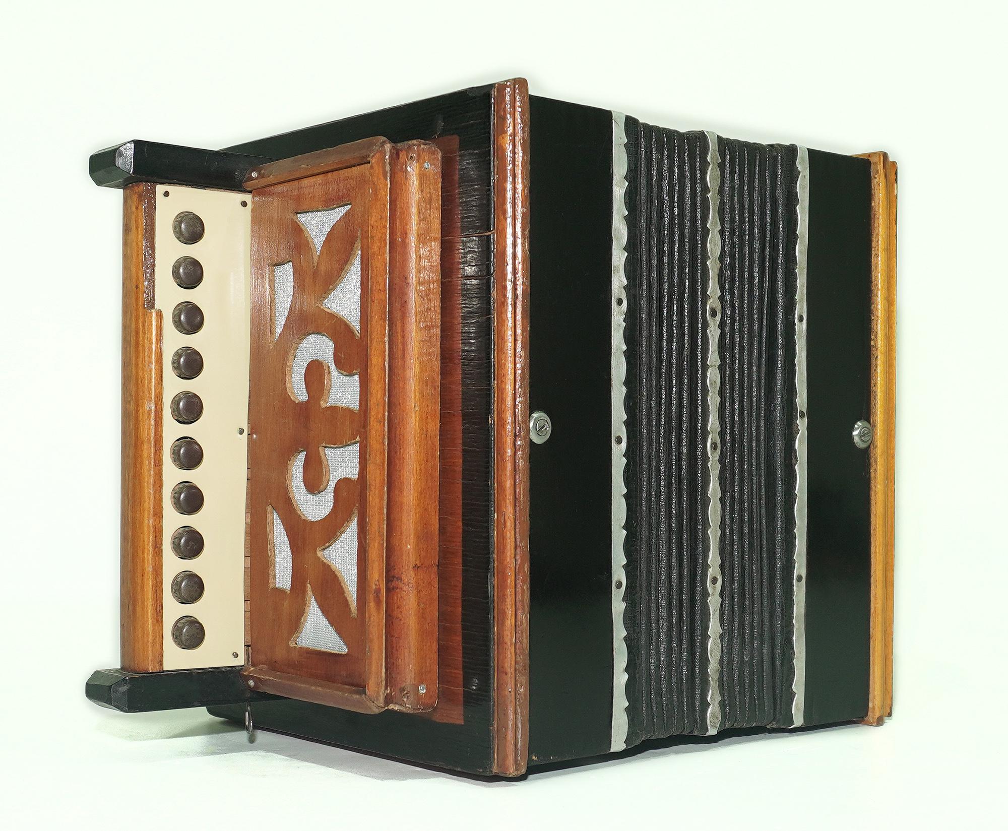 ロシア製 ベル付きアコーディオン Saratovskaya garmonika Antique Diatonic Saratovskaya Harmonica, Vintage Handmade