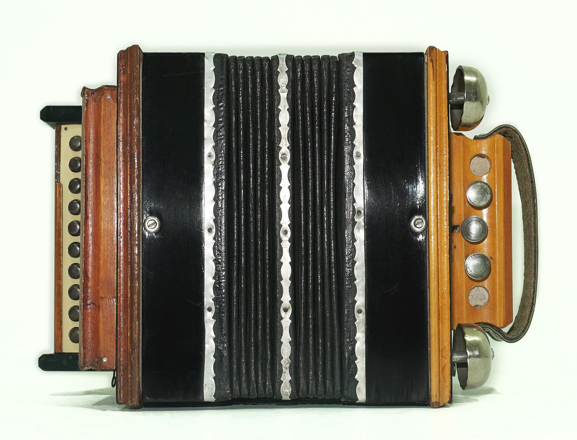 ロシア製 ベル付きアコーディオン Saratovskaya garmonika Antique Diatonic Saratovskaya Harmonica, Vintage Handmade