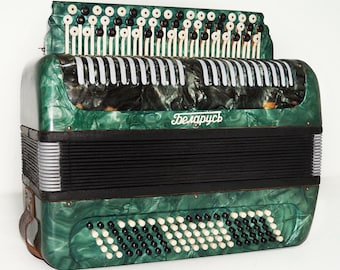 ヴィンテージ バヤン ボタン アコーディオン、3 列フォーク ロシア