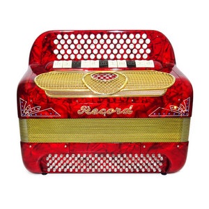 Op de afbeelding: Een rode accordeon met gouden versieringen en het woord "Record" op de voorkant. De accordeon heeft een wit-zwart toetsenbord en een reeks knoppen.