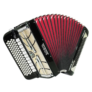 Op de afbeelding: Een zwart en rood accordeon met een decoratief goud en zilver voorpaneel. Het accordeon heeft een wit knoppaneel aan de linkerkant en een zwarte en rode balg. De merknaam "BDRIA" is zichtbaar aan de voorkant.