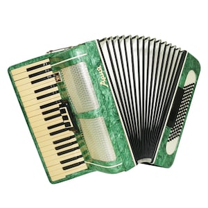 Pode incluir: Um acordeão verde e branco com teclas pretas e brancas. O acordeão tem uma superfície texturizada e a palavra "Aqua" é visível na frente. Os foles são pretos e brancos.