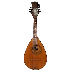 Puede incluir: Un mandolín de madera vintage con un acabado nacarado y un cuello de madera oscura. El mandolín tiene un agujero de sonido y un puente con cuerdas.
