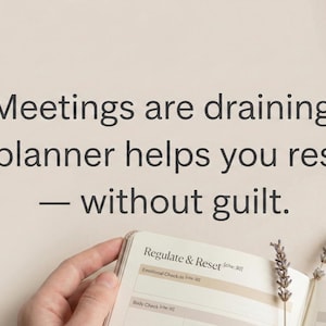 Könnte beinhalten: Ein offener Planer mit dem Text "Meetings are draining. This planner helps you reset - without guilt." Die Seite des Planers trägt den Titel "Regulate & Reset". Ein Zweig Lavendel liegt neben dem Planer.