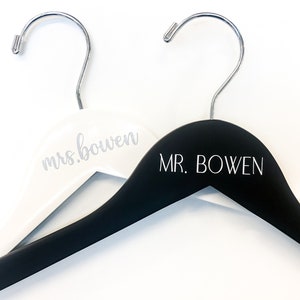 Set appendiabiti sposo, appendiabiti oro, regalo sposa, doccia nuziale, regalo di nozze, regalo di fidanzamento, appendiabiti incisi, appendiabiti da sposa
