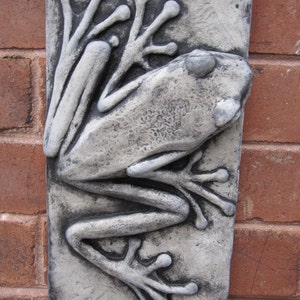 Tree Frog Large Sculpted Concrete99Tile Garden Ornament image 2