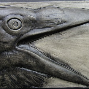 Scultura in piastrelle d&#39;arte altorilievo in cemento che chiama il corvo
