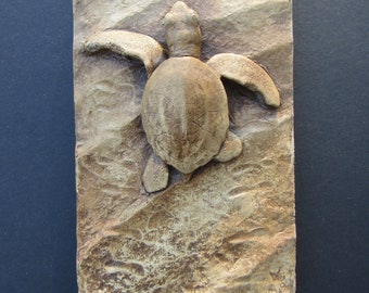 Jeune tortue de mer, sculpture murale en carreaux d'art en béton