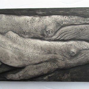 Escultura de pared de madre y cría de ballena jorobada