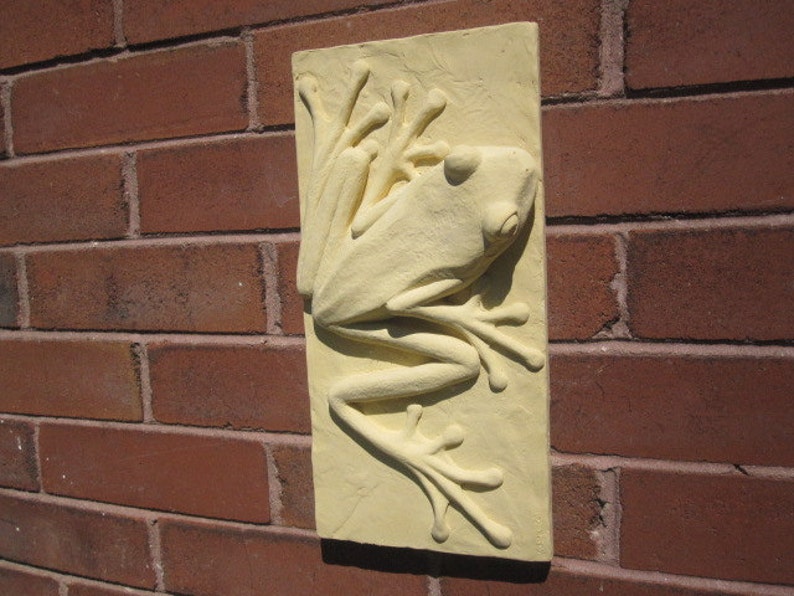 Tree Frog Large Sculpted Concrete99Tile Garden Ornament image 3