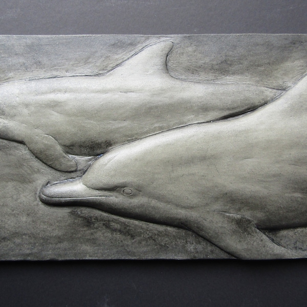 Paire de carreaux d'art en béton en bas-relief avec des dauphins