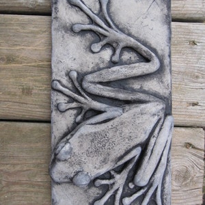 Tree Frog Large Sculpted Concrete99Tile Garden Ornament image 5