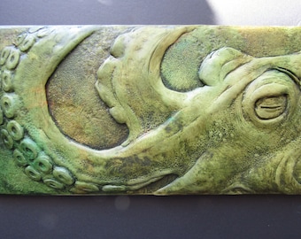 Retrato de pulpo en relieve detallado, escultura de pared colorida hecha a mano.