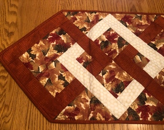 Fall leaf table runner