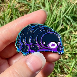 Pin de esmalte de tardígrado arcoíris: insignia de oso de agua