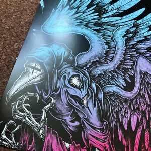以下が含まれることがあります： 翼のある骸骨の姿を描いた白黒のイラスト。その姿はフード付きのローブを着ており、長い嘴のついたマスクをしている。翼は青からピンクへのグラデーションになっている。