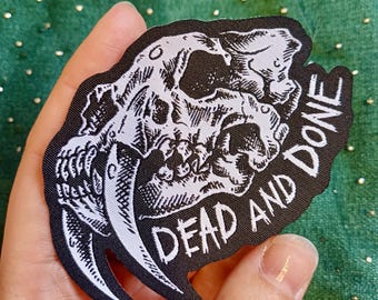 Patch van stof Smilodon-schedel: "DEAD AND DONE" geborduurde opstrijkbare gotische patch