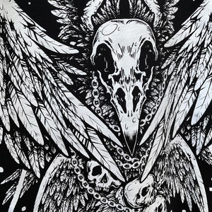 Peut inclure: Design graphique noir et blanc repr&eacute;sentant un cr&acirc;ne avec des ailes et des cha&icirc;nes. Le cr&acirc;ne a un bec d'oiseau et est entour&eacute; de plus petits cr&acirc;nes.