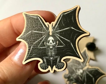 Insigne en bois représentant une chauve-souris squelettique : épinglette gothique caritative