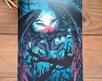 Könnte beinhalten: Dunkle, fantastische Illustration einer Kreatur mit großen Flügeln, roten Augen und mottenartigem Aussehen, die auf einem Ast sitzt. Das Kunstwerk zeigt einen Vollmond in einem blauen Nachthimmel, mit der Signatur des Künstlers "PHASEMOTH" in der unteren rechten Ecke.