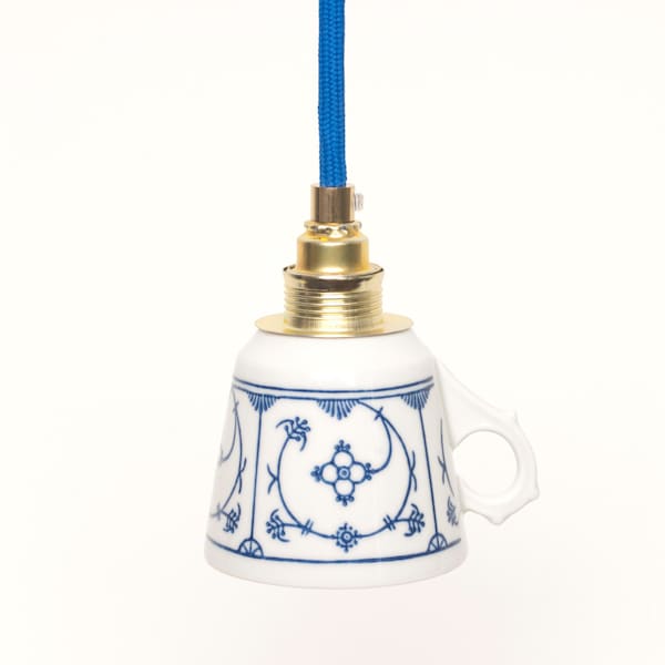 Lieselotte handgefertigte Hängelampe, Tassenlampe, aus Vintage-Teetasse mit indisch-blauem Dekor, Messingfassung und blauem Textilkabel